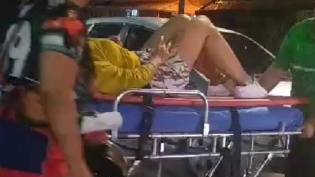 Mujeres víctimas de delincuencia, iban en moto, le raparon el bolso y las hicieron caer