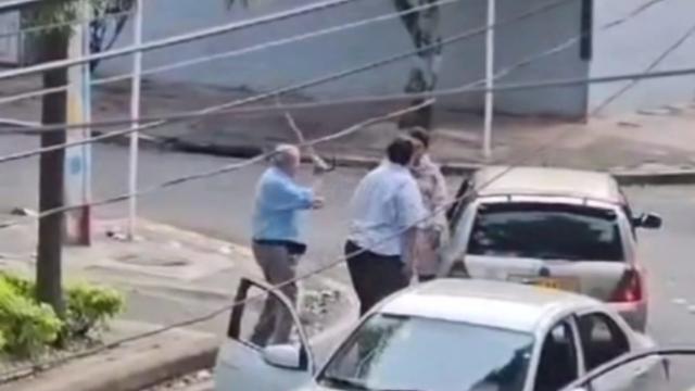 En un acto de intolerancia, anciano fue agredido salvajemente en Bucaramanga por defender a su hijo