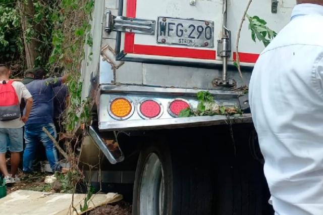 Un hombre murió en la vía a Rionegro. Sin piedad, algunas personas saquearon el camión accidentado