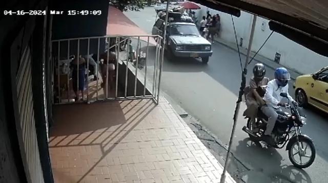 Video: Agresor escapó tras apuñalar a su víctima por una deuda en Colorados