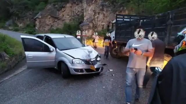 Madre e Hijo Sufren Accidente en Carretera de Santander