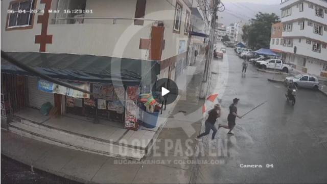 Audaz Robo en Piedecuesta: Pareja de Ladrones Escapa con Motocicleta Robada , Mientras Vecinos Intentan Detenerlos