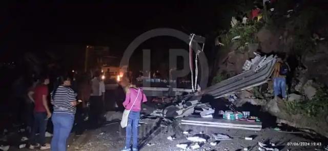 Múltiples Heridos Dejó el Aparatoso Accidente de un Camión que se fue a un Abismo y Chocó a Buseta de Copetrán en vía de Santander