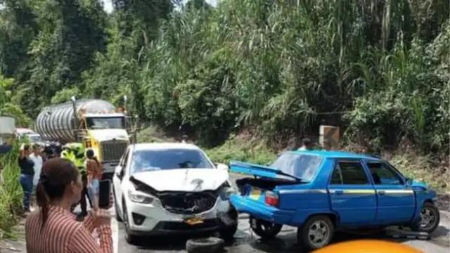 Brutal choque múltiple en la vía Rionegro - El Playón dejó la vía paralizada