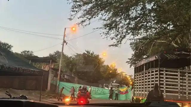 ATENCIÓN SANTANDER: 5 Bloqueos paralizan por completo el departamento, transportadores rechazan Alza en el ACPM