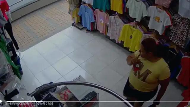Mujer fue captada en video llevándose un paquete de mercancía en plena luz del día en un local comercial en Bucaramanga