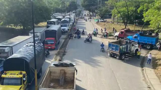 Paro de transportadores paraliza a Santander: Más de 20 puntos viales han sido bloqueados