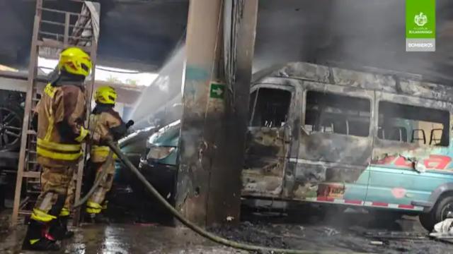 Voraz incendio arrasó con dos busetas de la empresa Cotaxi en un taller en el barrio San Francisco