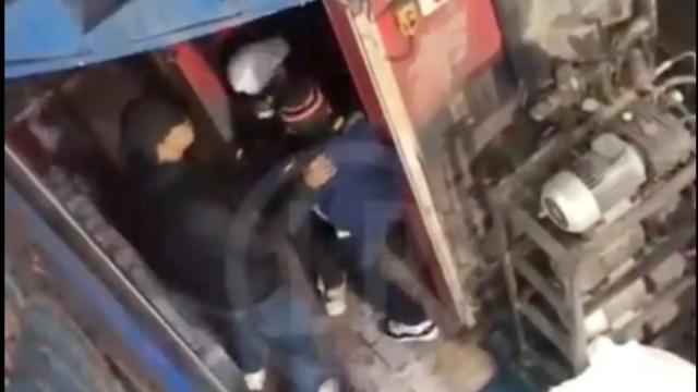 Video,  violenta riña a cuchillo en un lavadero de carros en Girón