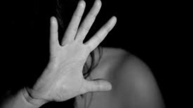 Mujer lucha por su vida tras ser brutalmente apuñalada por su expareja