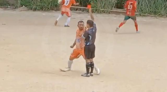 Aberrante agresión a árbitro durante partido de fútbol en Bucaramanga: jugador lo atacó tras recibir tarjeta roja