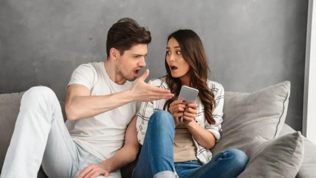 Revisar el celular de su pareja sin consentimiento es un delito en Colombia