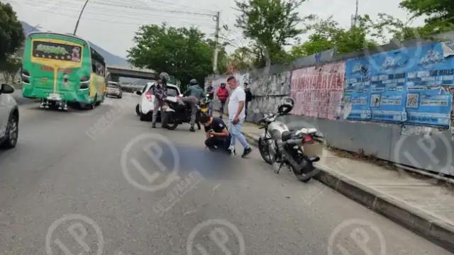 Adulto mayor de 75 años falleció tras desplomarse de su motocicleta, investigan las causas