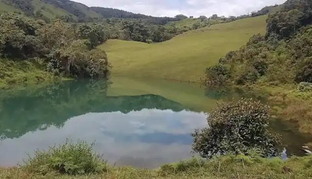 Esto es Santander. Sumérgete en la Belleza de la Laguna Azul: Un Tesoro Escondido en Cincelada