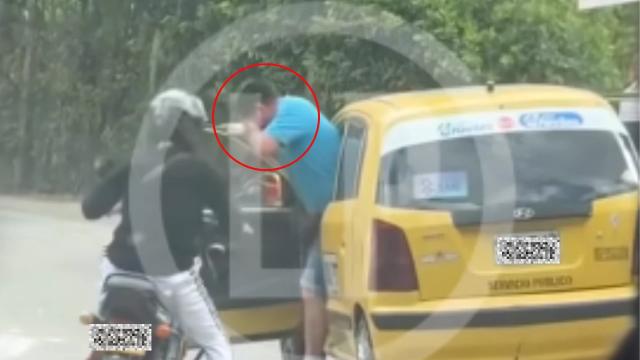 Video: Delincuentes rocían a taxista con gas para  robar al pasajero