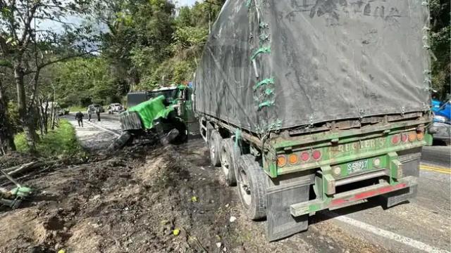 Camión con carbón se volcó en vía Bucaramanga - San Gil, generando caos vial