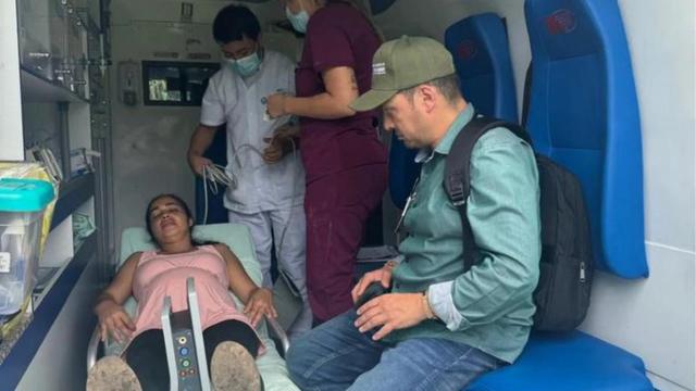 Mujer embarazada atrapada por lluvias en Santander fue trasladad en helicóptero