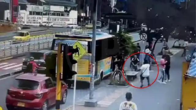 Revelan video del momento en que hombre es asesinado por su sobrino de 12 años.