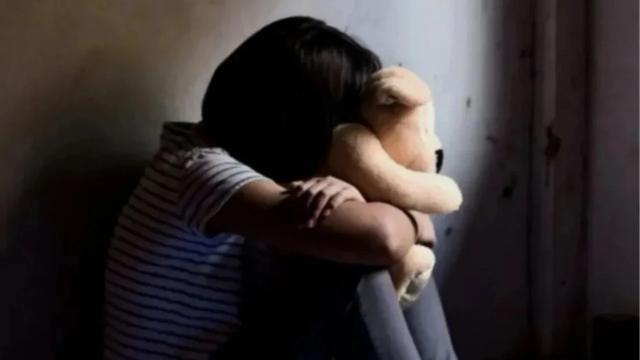 Indignante: Niña de 5 años era abusada por padrastro, su mamá vendía fotos