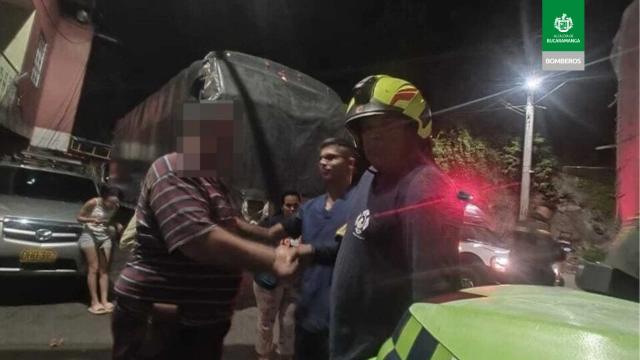 Bomberos evitaron tragedia en Morrorico: rescataron hombre que cayó a desagüe