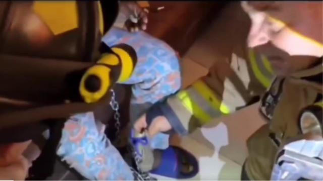 Indignante: Dos menores fueron hallados encadenados y abandonados por su madre