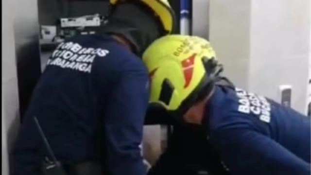 Ocho personas quedaron atrapadas en un ascensor: Bomberos los rescató