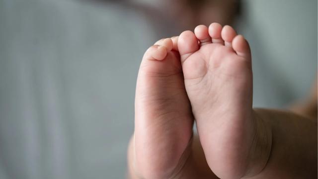 Bebé de 2 meses falleció: tenía signos de violencia investigan los padres
