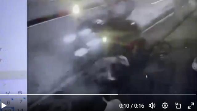 Video: Conductor ebrio arrolló a 6 jóvenes. Uno de ellos se salvó de milagro