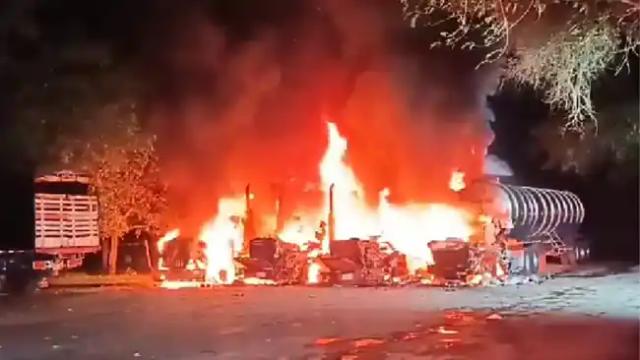Grave incendio consumió 4 tractomulas en la vía Bucaramanga - Barrancabermeja