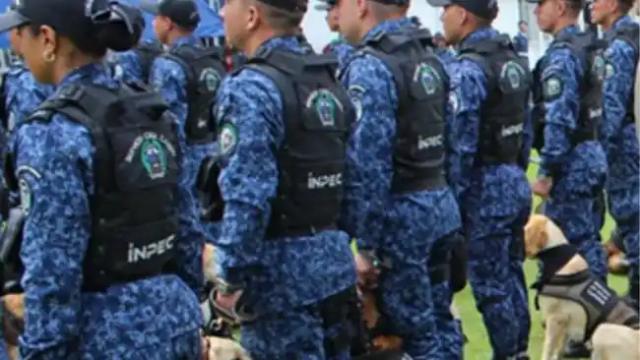 Funcionario del Inpec es grabado ingresando presuntamente cervezas a una cárcel