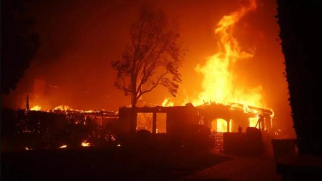 Tercer foco de incendio agrava la emergencia en Los Ángeles