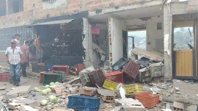 Explosión deja dos heridos, destruye viviendas. Evalúan evacuar por daños.