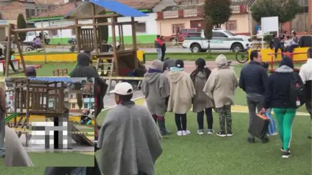 Hombre aparece muerto en una banca del parque central