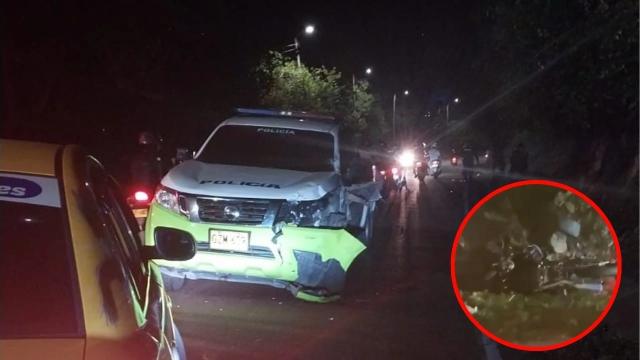 Patrulla de la policía se estrelló con motociclista en la curva de La Virgen