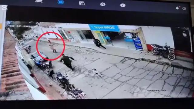 Video: Investigan presunto abuso policial a hombre con problemas psiquiátricos; le dispararon en el cuello y está en UCI