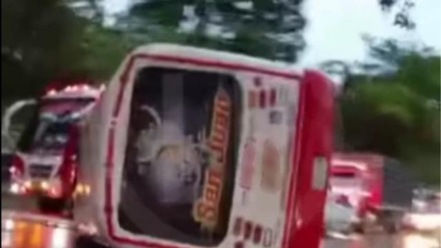 VIDEO: Bus se volcó en el Anillo Vial entre Girón y Floridablanca