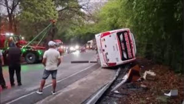 Un muerto y nueve heridos tras trágico accidente: Bus intermunicipal se volcó