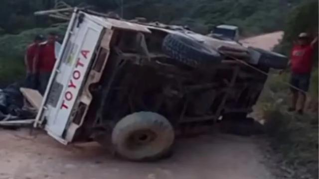 Cuatro muertos, entre ellos 3 niños, dejó volcamiento de camioneta de estacas