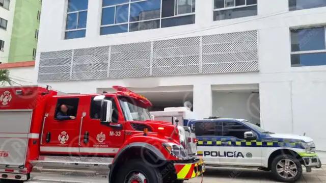Mujer murió al caer del tercer piso de un edificio: tomaba unas fotos