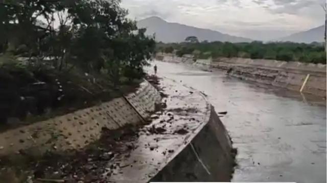 Encuentran cuerpo partido en dos flotando en un canal de aguas lluvias