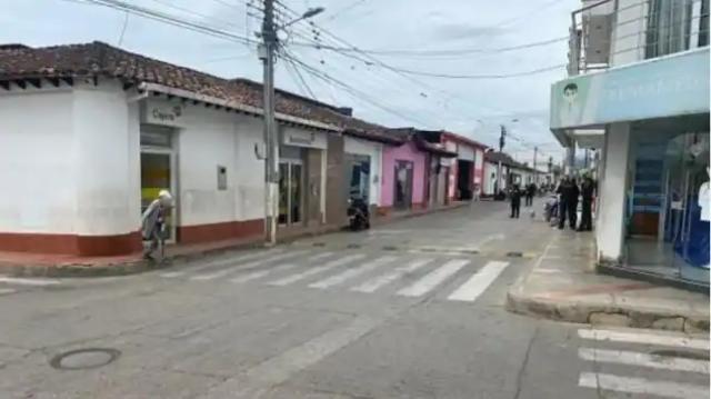 Subgerente de banco fue atado con presuntos explosivos por criminales armados