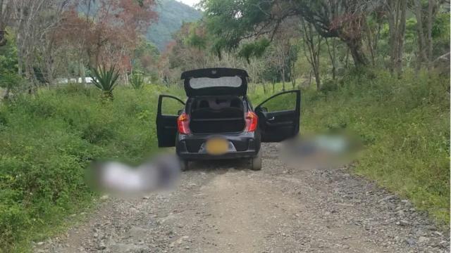 Hallan tres cuerpos sin vida abandonados junto a un carro en camino rural