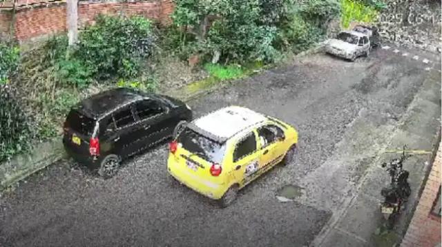 Tres mujeres armadas con cuchillos atracaron a un taxista. Todo quedó en video