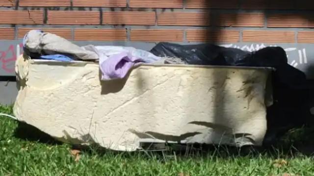 Hallan cadáver oculto dentro de una nevera abandonada en plena vía pública