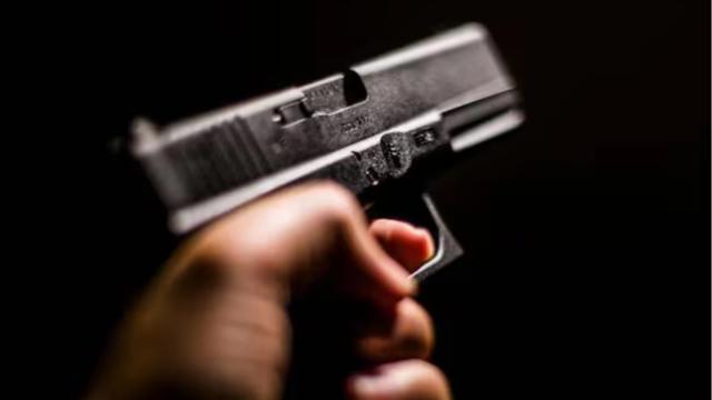 Sicarios en moto desatan balacera frente a una tienda y dejaron un muerto