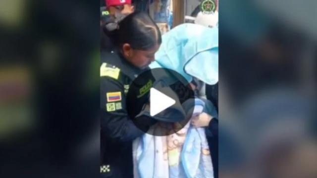 Patrulleras asistieron un parto en plena calle del centro, el bebé nació sano