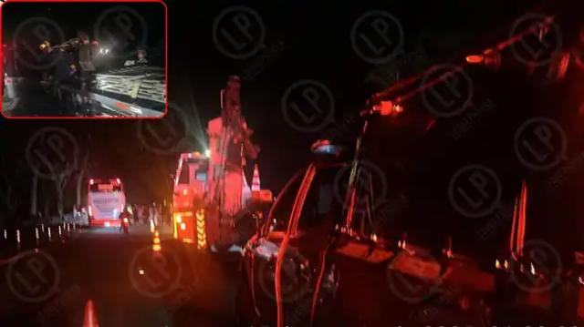 Tractomula cargada de cerveza se volcó y el conductor murió atrapado