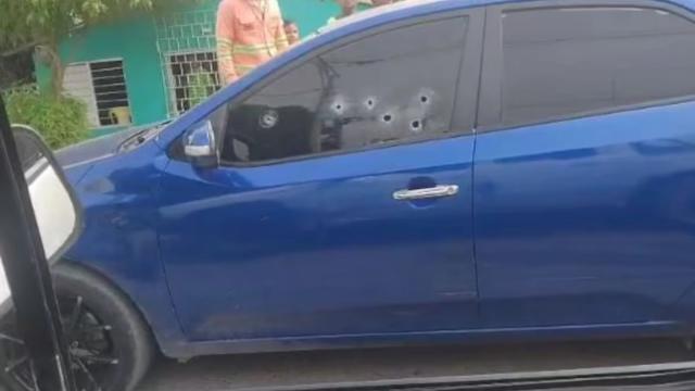 Sicarios acribillaron a disparos a un hombre dentro de un vehículo