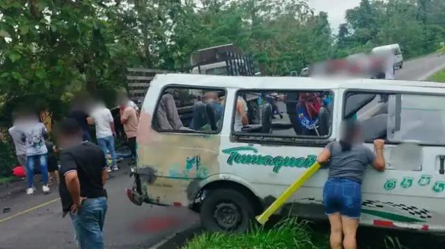 Tragedia en las vías: 7 muertos tras choque entre van y camión
