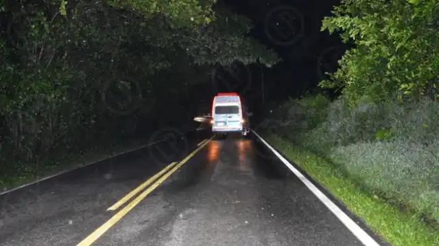 Caminaba en medio de la oscuridad y una buseta lo arrolló en la via Bucaramanga San Alberto